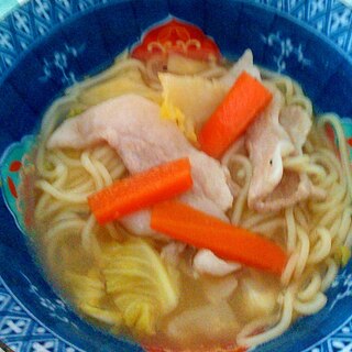 鍋ひとつ★野菜と肉のせインスタントラーメン